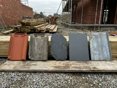 Échantillons de tuiles, d'ardoises et de zinc présentés sur chantier