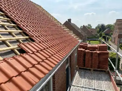 Rangées de tuiles en terre cuite posées sur un lattage neuf