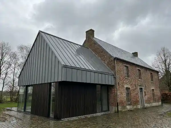 Extension couverte de zinc prépatiné à joint debout